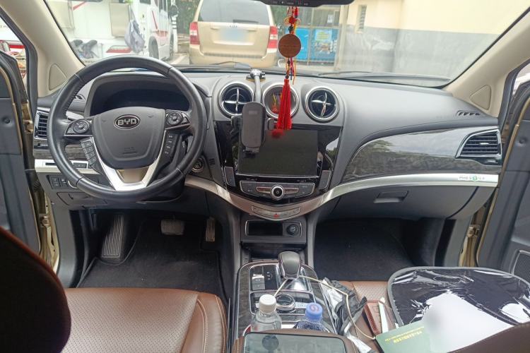 Used BYD Tang New Energy 2015 2.0T Four-Wheel-Drive Flagship Model Center Console