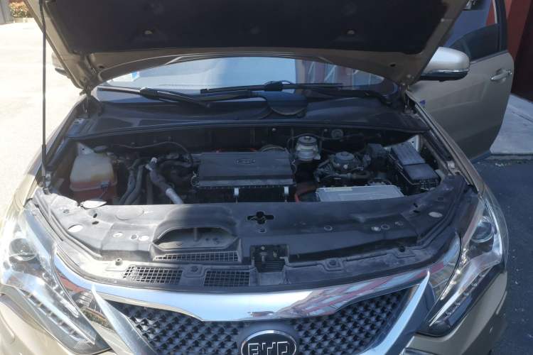 Used BYD Tang New Energy 2015 2.0T Four-Wheel-Drive Flagship Model Engine Bay