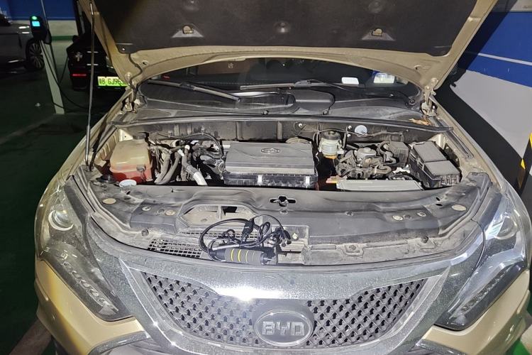 Used BYD Tang New Energy 2015 2.0T Four-Wheel-Drive Flagship Model Engine Bay