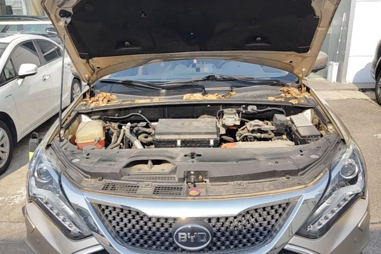 Used BYD Tang New Energy 2015 2.0T Four-Wheel-Drive Flagship Model Engine Bay