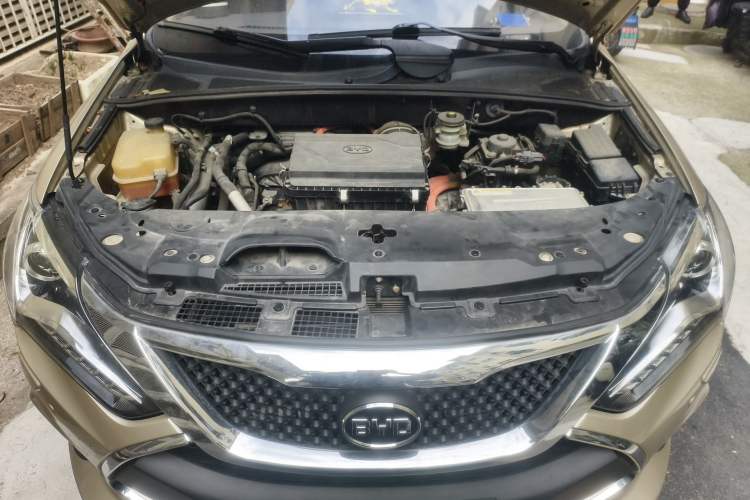 Used BYD Tang New Energy 2015 2.0T Four-Wheel-Drive Flagship Model Engine Bay