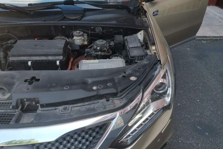 Used BYD Tang New Energy 2015 2.0T Four-Wheel-Drive Flagship Model Engine Bay Left