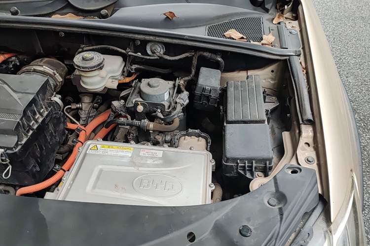 Used BYD Tang New Energy 2015 2.0T Four-Wheel Drive Luxury Model Engine Bay Left