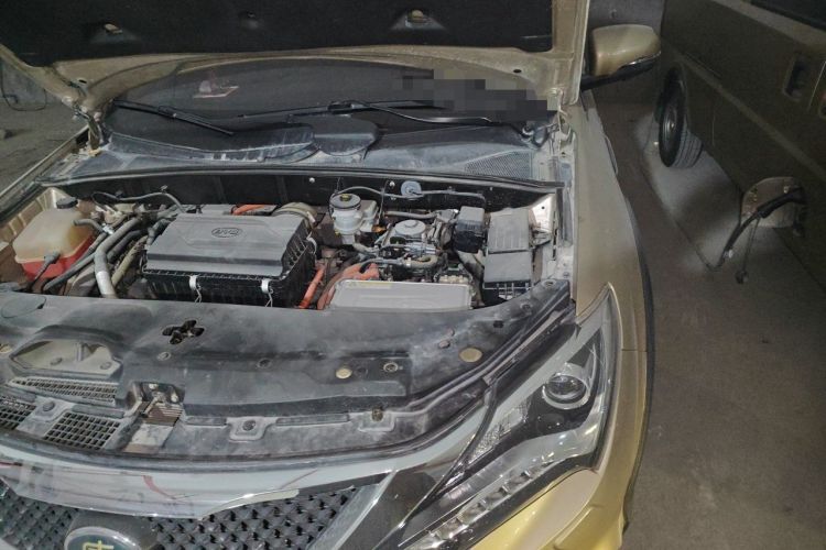 Used BYD Tang New Energy 2015 2.0T Four-Wheel-Drive Flagship Model Engine Bay Left