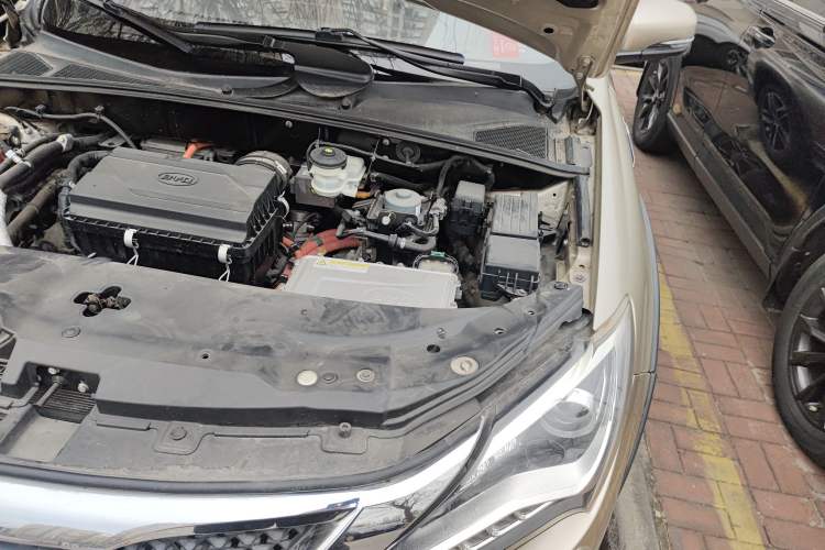Used BYD Tang New Energy 2015 2.0T Four-Wheel-Drive Flagship Model Engine Bay Left