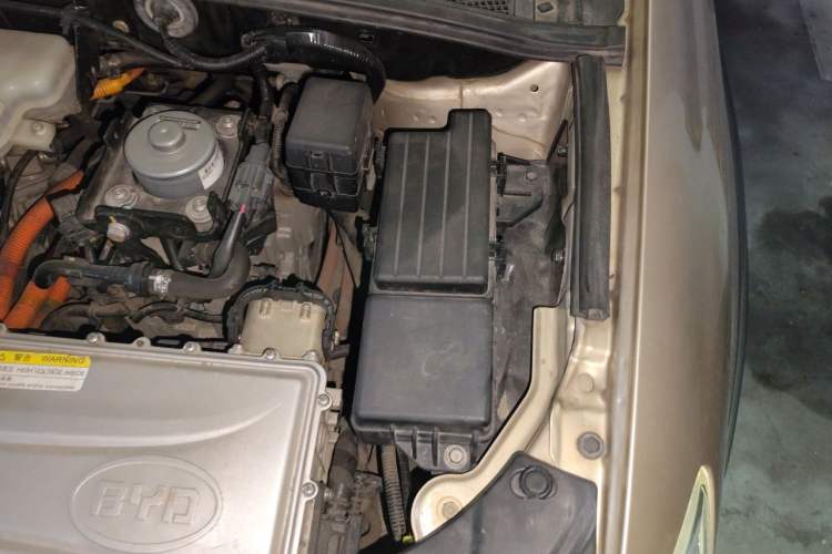 Used BYD Tang New Energy 2015 2.0T Four-Wheel-Drive Flagship Model Engine Bay Left