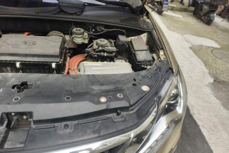 Used BYD Tang New Energy 2015 2.0T Four-Wheel-Drive Flagship Model Engine Bay Left