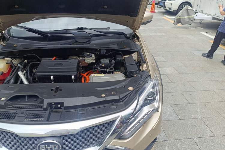 Used BYD Tang New Energy 2015 2.0T Four-Wheel-Drive Flagship Model Engine Bay Left