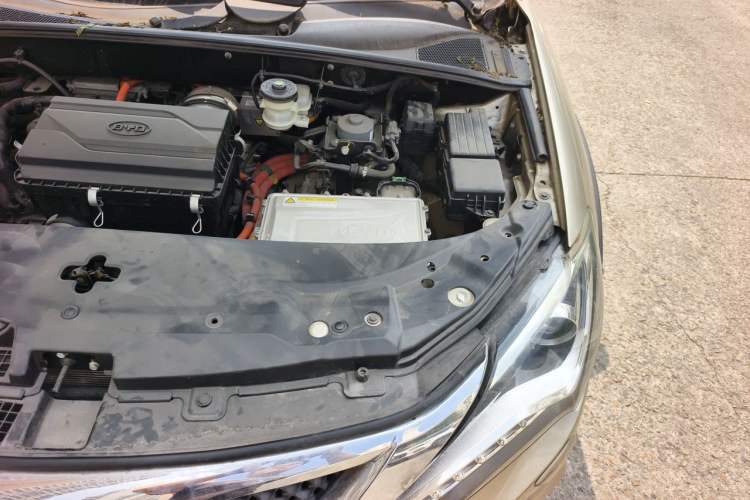 Used BYD Tang New Energy 2015 2.0T Four-Wheel-Drive Flagship Model Engine Bay Left