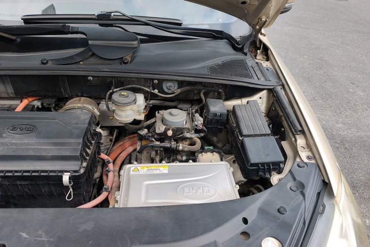 Used BYD Tang New Energy 2015 2.0T Four-Wheel-Drive Flagship Model Engine Bay Left