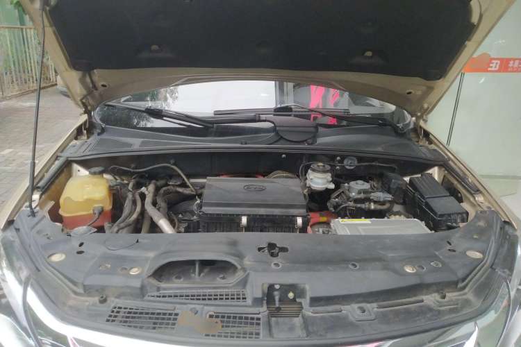 Used BYD Tang New Energy 2015 2.0T Four-Wheel-Drive Flagship Model Engine Bay