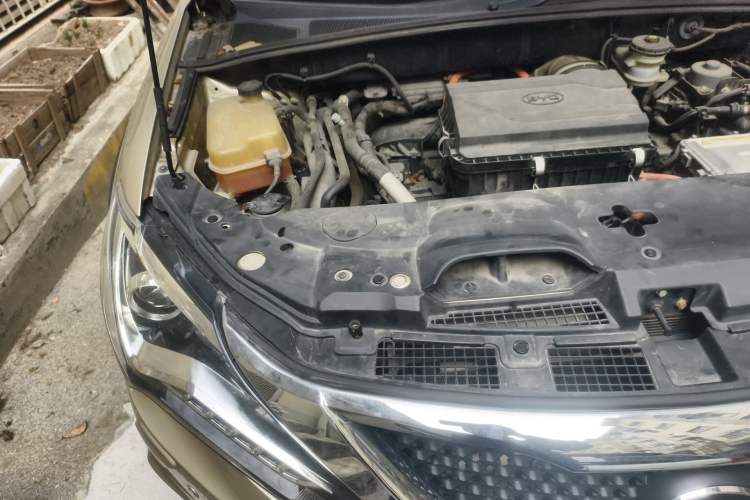 Used BYD Tang New Energy 2015 2.0T Four-Wheel-Drive Flagship Model Engine Bay Right