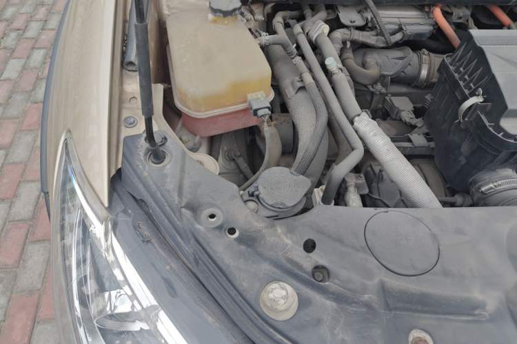 Used BYD Tang New Energy 2015 2.0T Four-Wheel-Drive Flagship Model Engine Bay Right