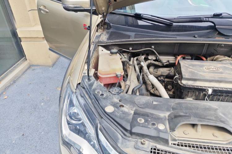 Used BYD Tang New Energy 2015 2.0T Four-Wheel-Drive Flagship Model Engine Bay Right