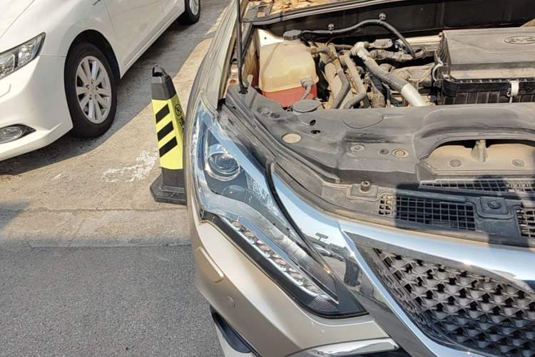 Used BYD Tang New Energy 2015 2.0T Four-Wheel-Drive Flagship Model Right Front Headlight