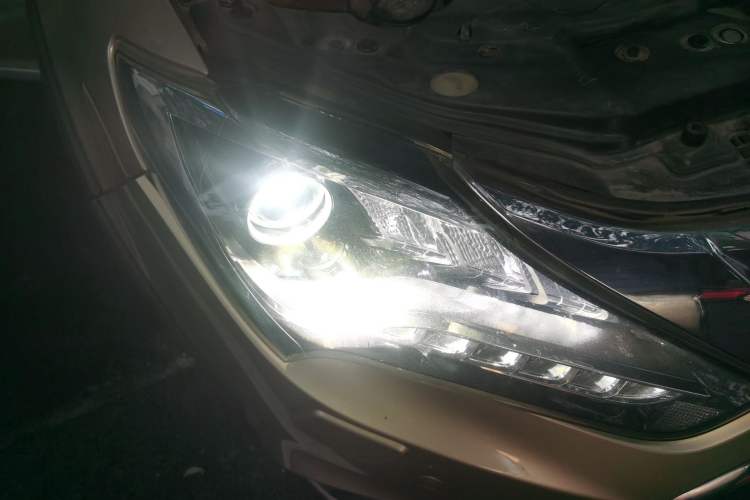 Used BYD Tang New Energy 2015 2.0T Four-Wheel-Drive Flagship Model Right Front Headlight