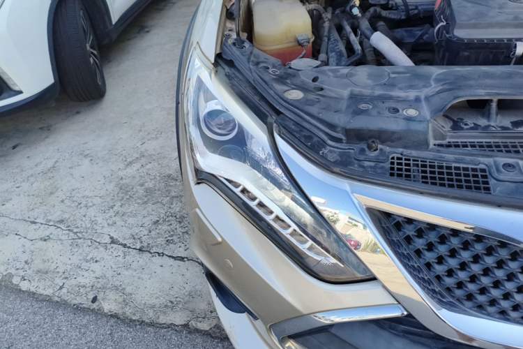 Used BYD Tang New Energy 2015 2.0T Four-Wheel-Drive Flagship Model Right Front Headlight