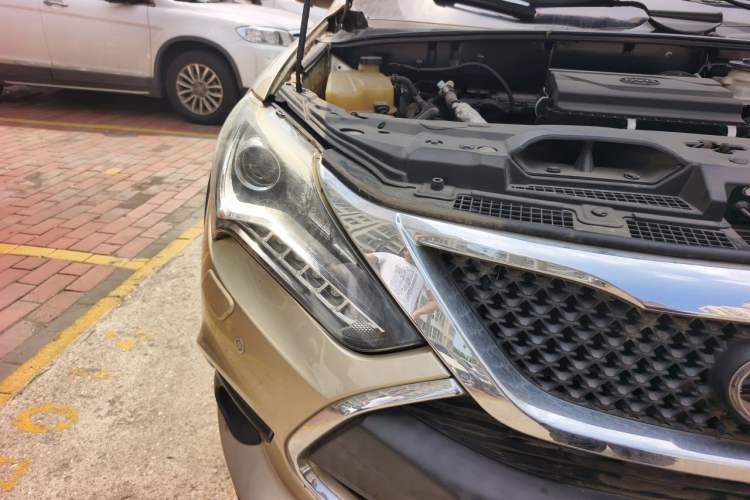 Used BYD Tang New Energy 2015 2.0T Four-Wheel-Drive Flagship Model Right Front Headlight
