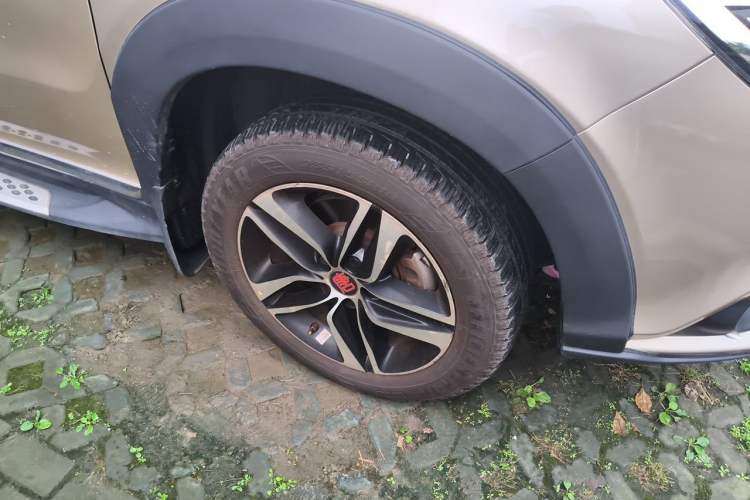 Used BYD Tang New Energy 2015 2.0T Four-Wheel-Drive Flagship Model Right Front Wheel Hub
