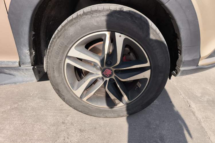 Used BYD Tang New Energy 2015 2.0T Four-Wheel-Drive Flagship Model Right Front Wheel Hub