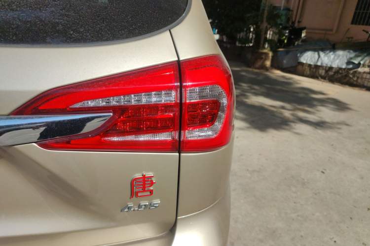 Used BYD Tang New Energy 2015 2.0T Four-Wheel-Drive Flagship Model Right Rear Taillight