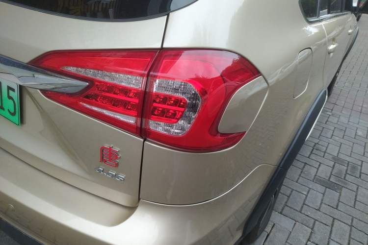 Used BYD Tang New Energy 2015 2.0T Four-Wheel-Drive Flagship Model Right Rear Taillight