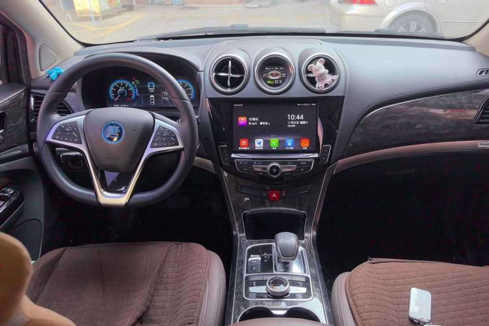 Used BYD Tang New Energy 2017 2.0T All-Wheel Drive Hyatt Model Center Console