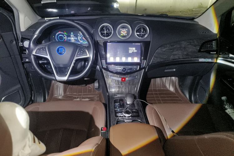 Used BYD Tang New Energy 2017 2.0T All-Wheel Drive Hyatt Model Center Console