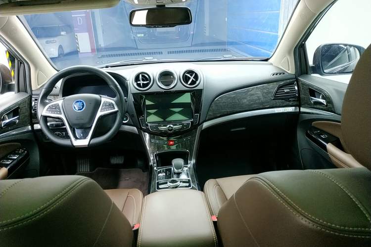 Used BYD Tang New Energy 2017 2.0T Tang 100 Center Console