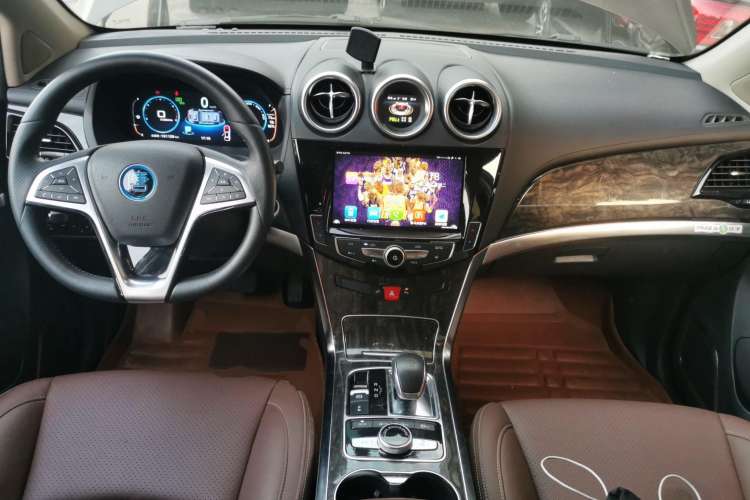 Used BYD Tang New Energy 2017 2.0T All-Wheel Drive Hyatt Model Center Console