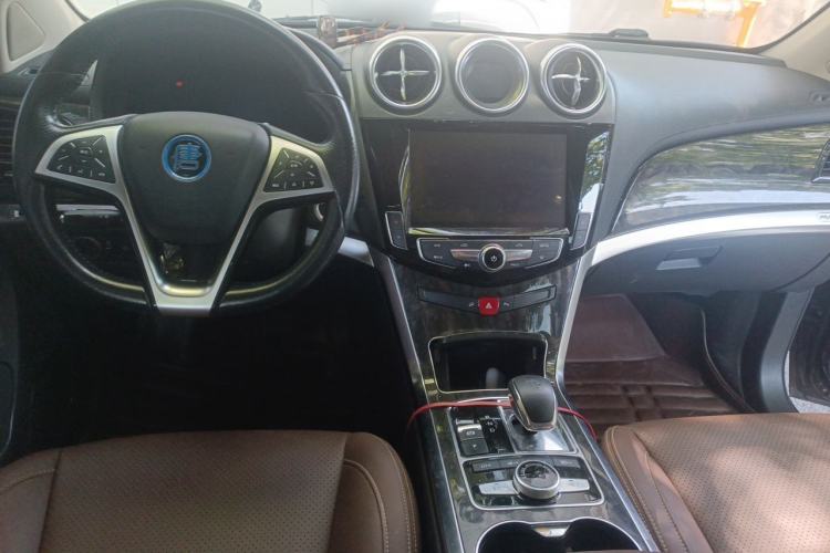 Used BYD Tang New Energy 2017 2.0T All-Wheel Drive Hyatt Model Center Console