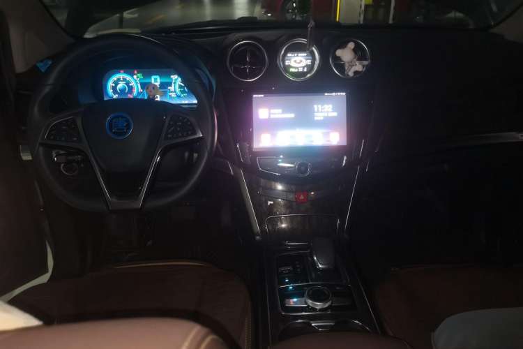 Used BYD Tang New Energy 2017 2.0T All-Wheel Drive Hyatt Model Center Console