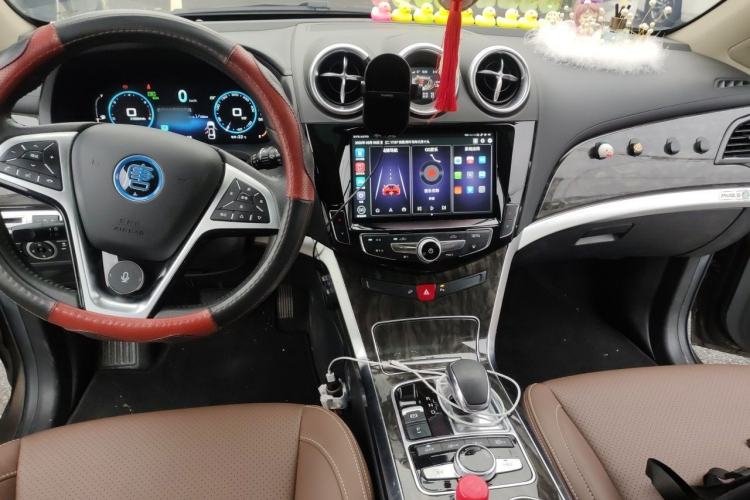 Used BYD Tang New Energy 2017 2.0T All-Wheel Drive Hyatt Model Center Console