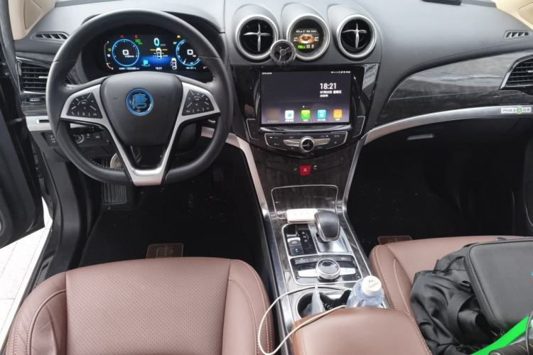 Used BYD Tang New Energy 2017 2.0T All-Wheel Drive Hyatt Model Center Console