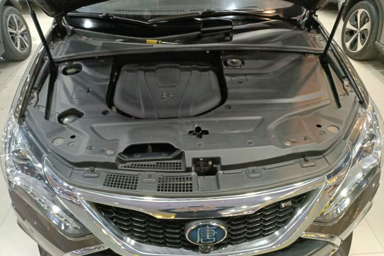 Used BYD Tang New Energy 2017 2.0T All-Wheel Drive Haoya Model 7 Seats Engine Bay