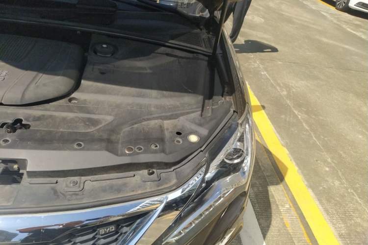 Used BYD Tang New Energy 2017 2.0T All-Wheel Drive Hyatt Model Engine Bay Left