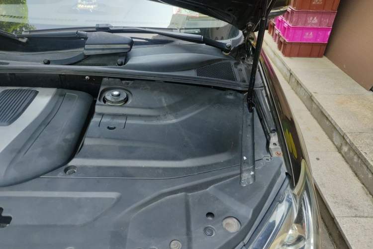 Used BYD Tang New Energy 2017 2.0T Tang 100 Engine Bay Left