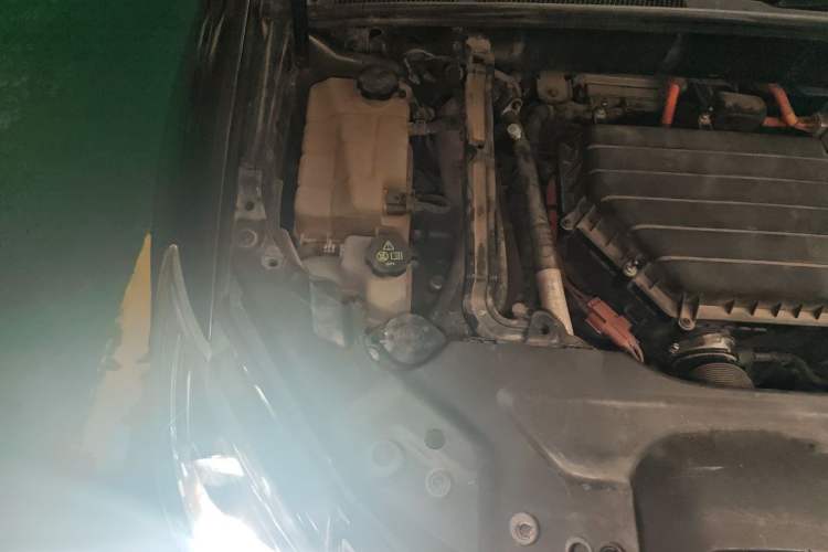 Used BYD Tang New Energy 2017 2.0T Tang 100 Engine Bay Right