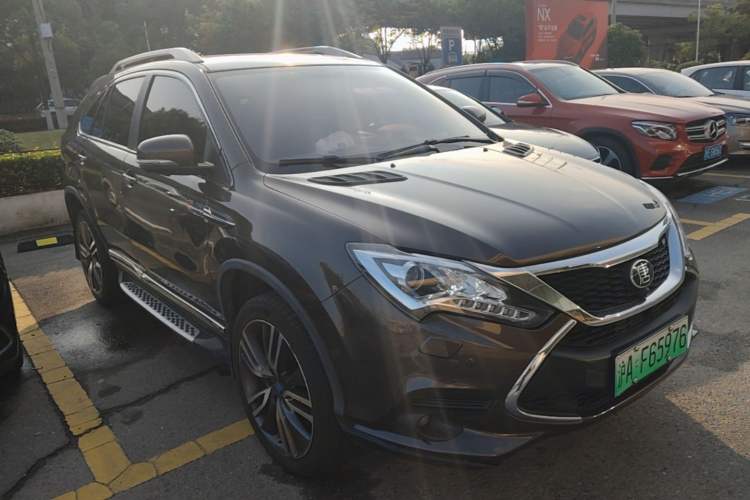 Used BYD Tang New Energy 2017 2.0T All-Wheel Drive Hyatt Model Front Right 45 Deg