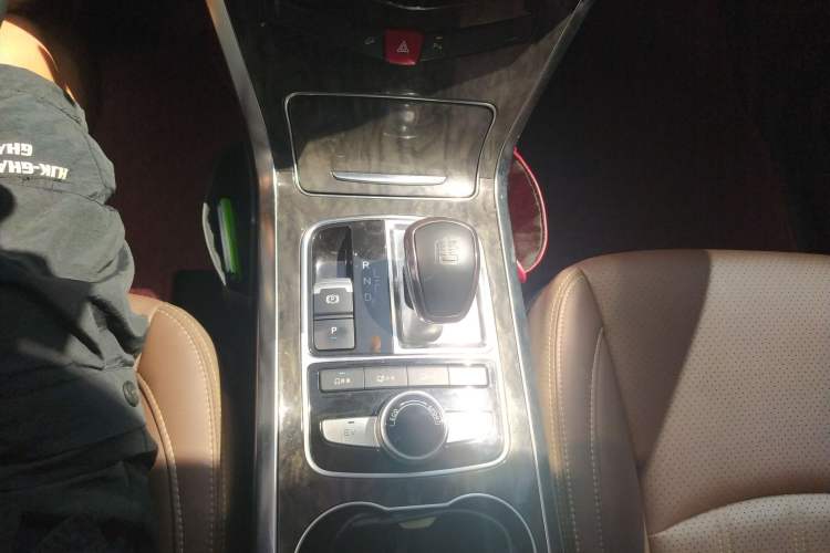 Used BYD Tang New Energy 2017 2.0T All-Wheel Drive Hyatt Model Gear Lever