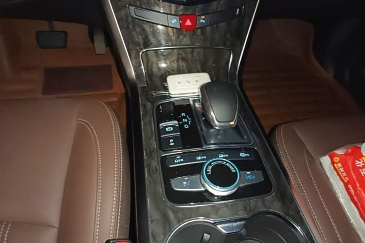 Used BYD Tang New Energy 2017 2.0T All-Wheel Drive Haoya Model 7 Seats Gear Lever