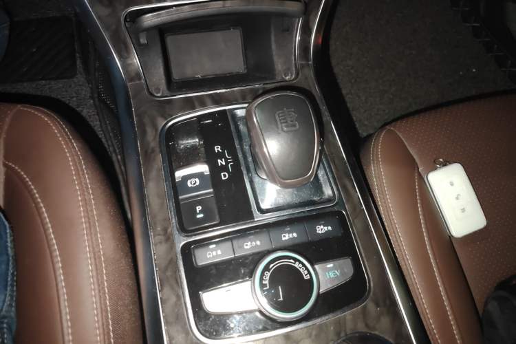 Used BYD Tang New Energy 2017 2.0T All-Wheel Drive Haoya Model 7 Seats Gear Lever