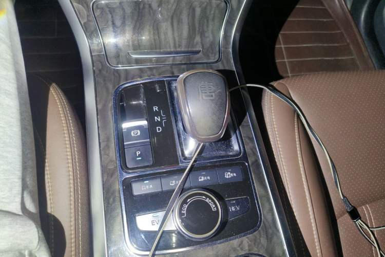 Used BYD Tang New Energy 2017 2.0T All-Wheel Drive Hyatt Model Gear Lever