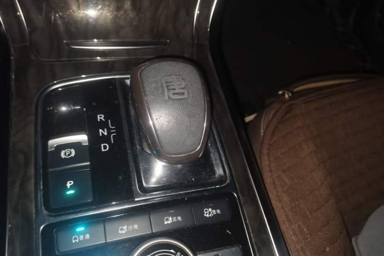 Used BYD Tang New Energy 2017 2.0T All-Wheel Drive Hyatt Model Gear Lever