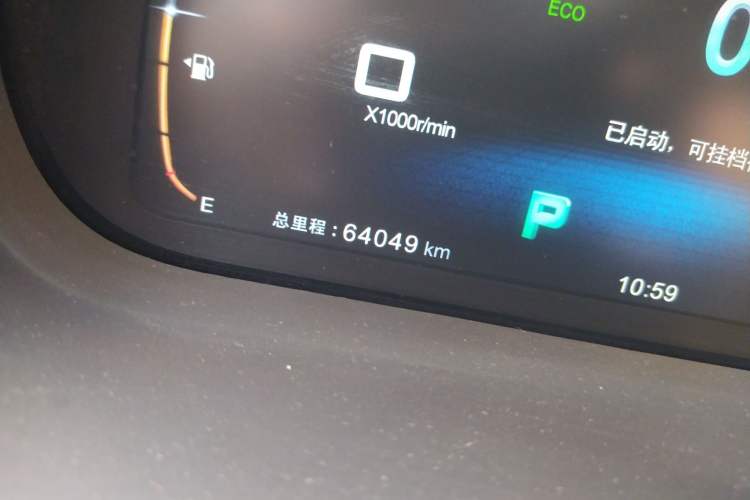 Used BYD Tang New Energy 2017 2.0T All-Wheel Drive Hyatt Model Odometer Close Up