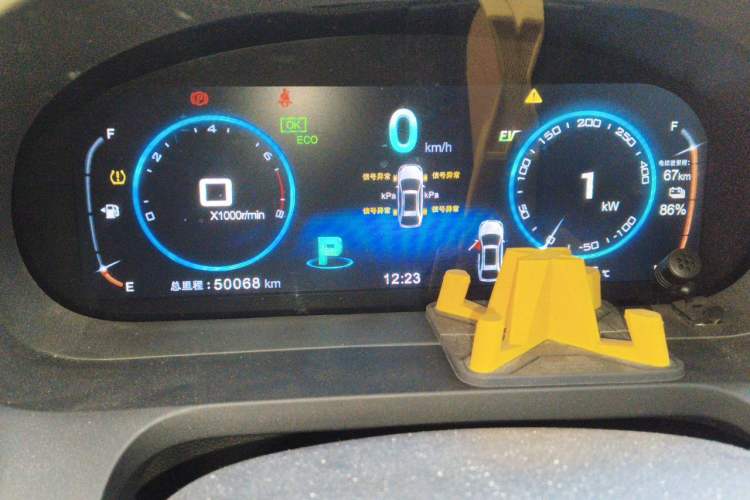 Used BYD Tang New Energy 2017 2.0T All-Wheel Drive Hyatt Model Odometer Close Up