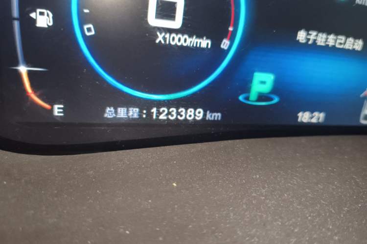 Used BYD Tang New Energy 2017 2.0T All-Wheel Drive Hyatt Model Odometer Close Up