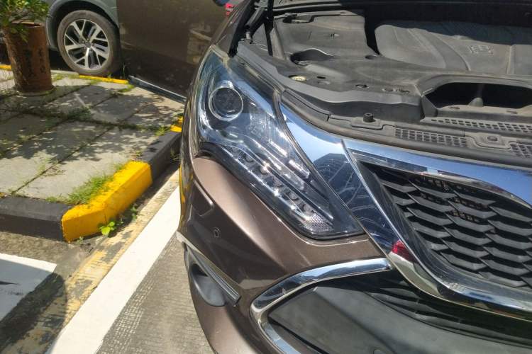 Used BYD Tang New Energy 2017 2.0T All-Wheel Drive Hyatt Model Right Front Headlight