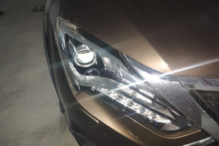 Used BYD Tang New Energy 2017 2.0T All-Wheel Drive Haoya Model 7 Seats Right Front Headlight