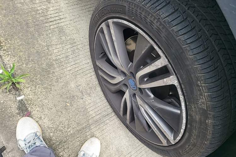 Used BYD Tang New Energy 2017 2.0T All-Wheel Drive Luxury Model Right Front Wheel Hub